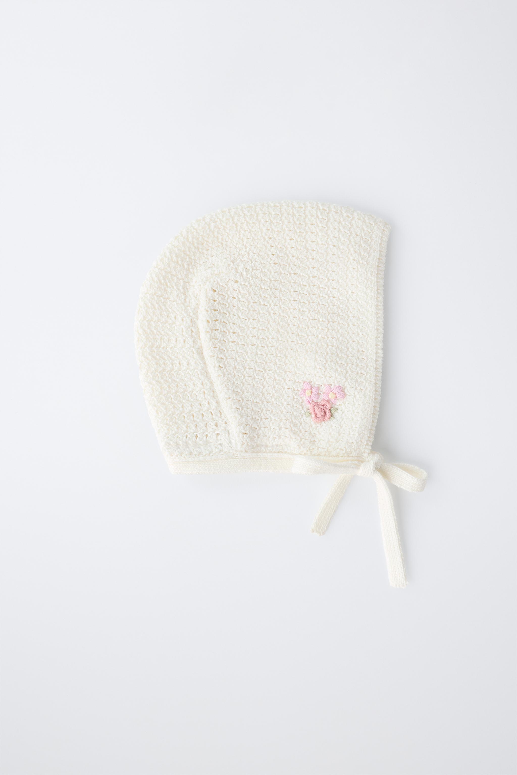 BONNET EN MAILLE FLEUR BRODÉE